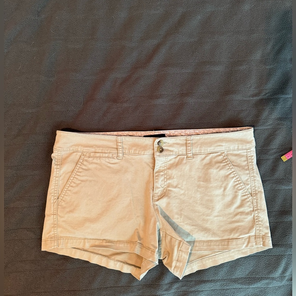 American Eagle Outfitters beige shorts 14 stretch!!!